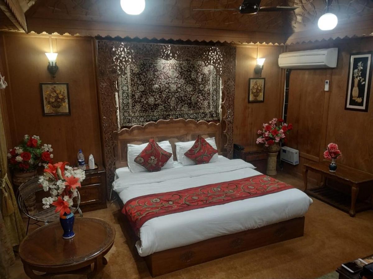 The Mughal Sheraton Houseboat Durgjan Exterior photo