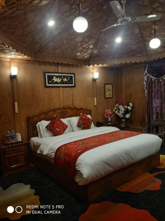 The Mughal Sheraton Houseboat Durgjan Exterior photo