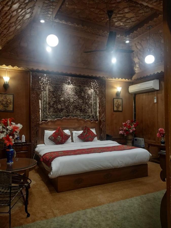 The Mughal Sheraton Houseboat Durgjan Exterior photo