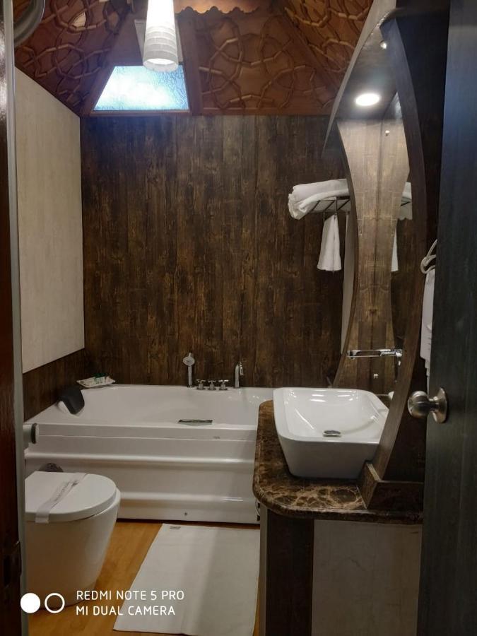 The Mughal Sheraton Houseboat Durgjan Exterior photo