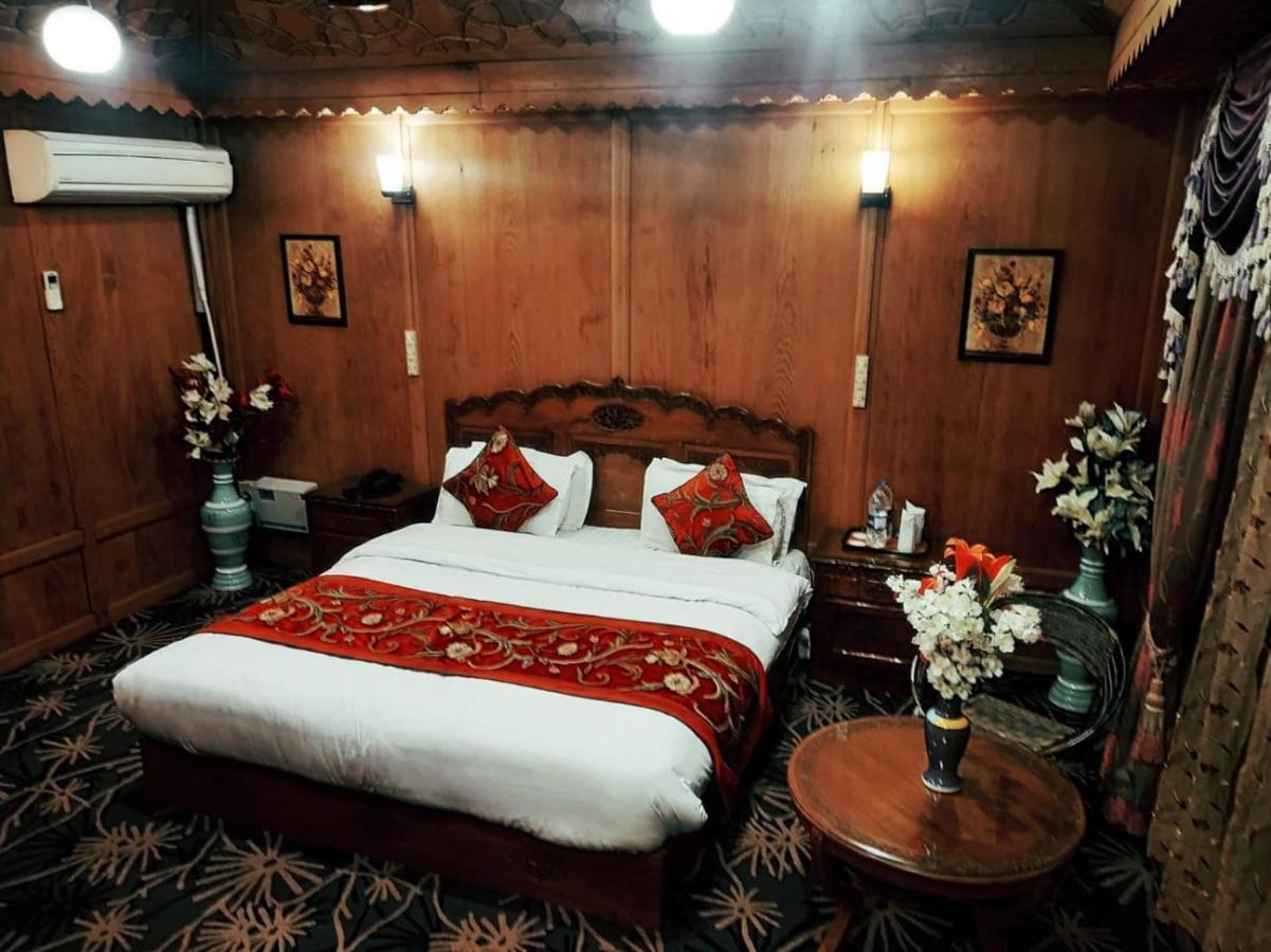 The Mughal Sheraton Houseboat Durgjan Exterior photo