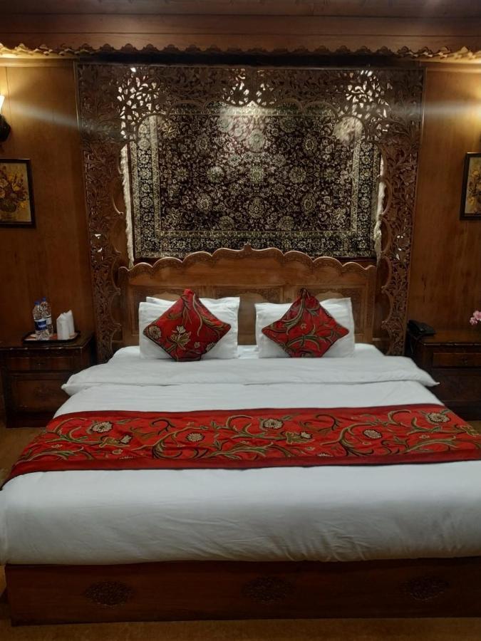 The Mughal Sheraton Houseboat Durgjan Exterior photo